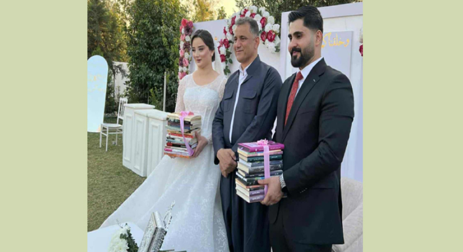 باوكێك لە ڕۆژی هاوسەرگیری کچەکەیدا کتێب دەبەخشێت