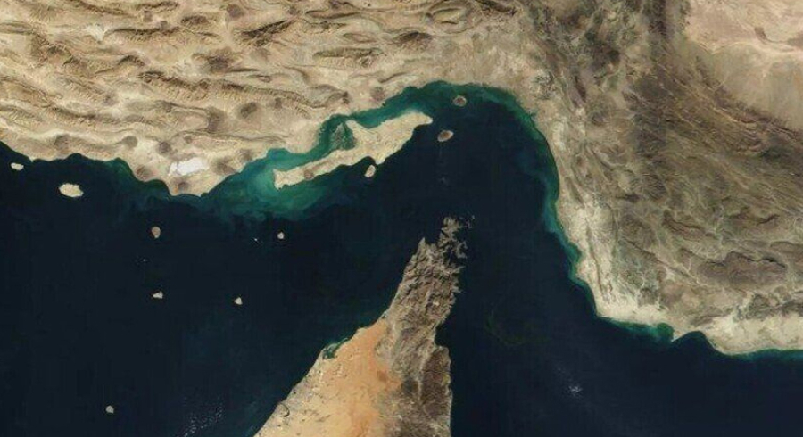 میدیای ئێران: ١٥٠٠ کەشتیی بیانی لە هورمز وەستاون و چاوەڕێی مۆڵەتی تاران دەکەن